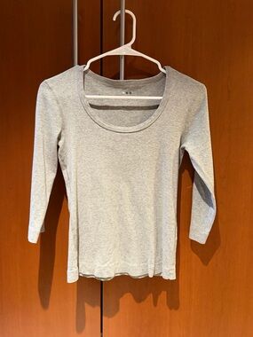 Three Dots Scoop Neck 3/4 Sleeve Top British Tee in Light Grey size Small